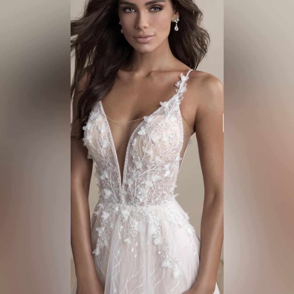 NEW UNWORN AND UNALTERED wedding dress